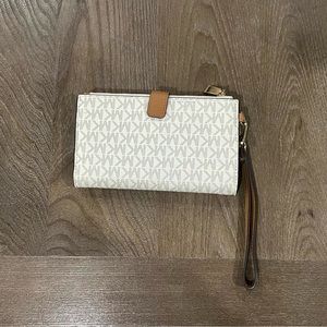 MICHAEL KORS Adele Logo Smartphone Wallet - Wristlet / Clutch / Purse